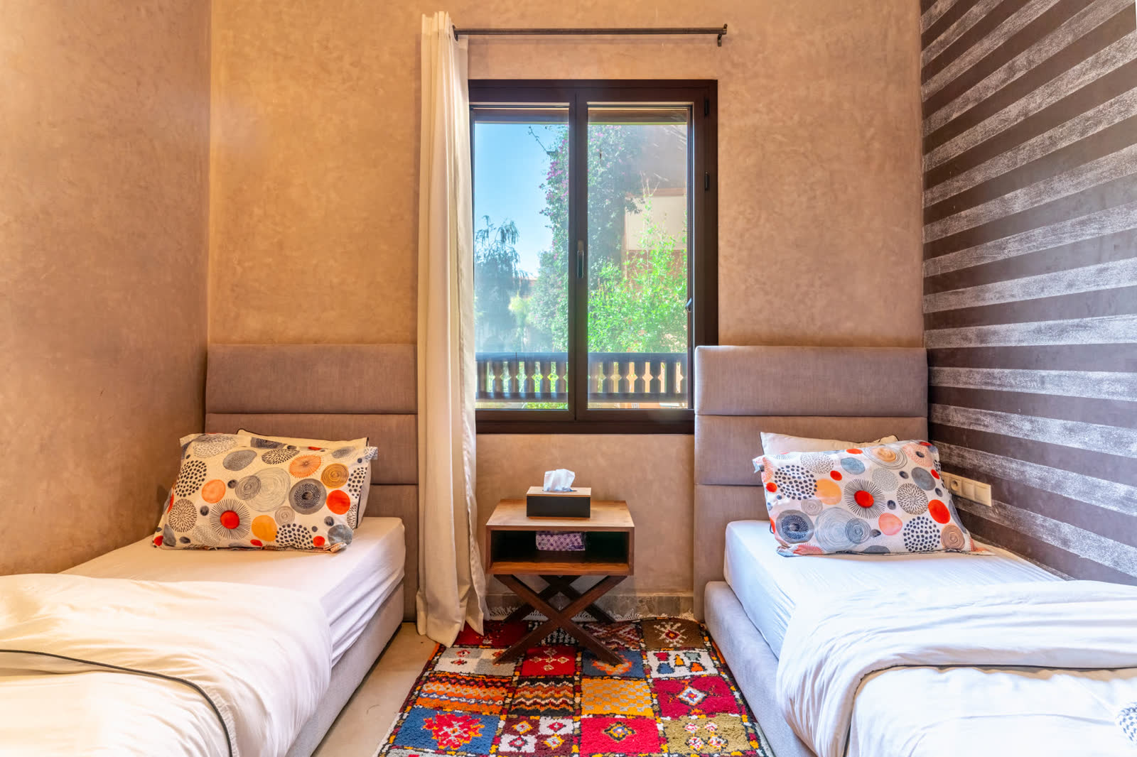 Chambre à deux lits, tapis berbère