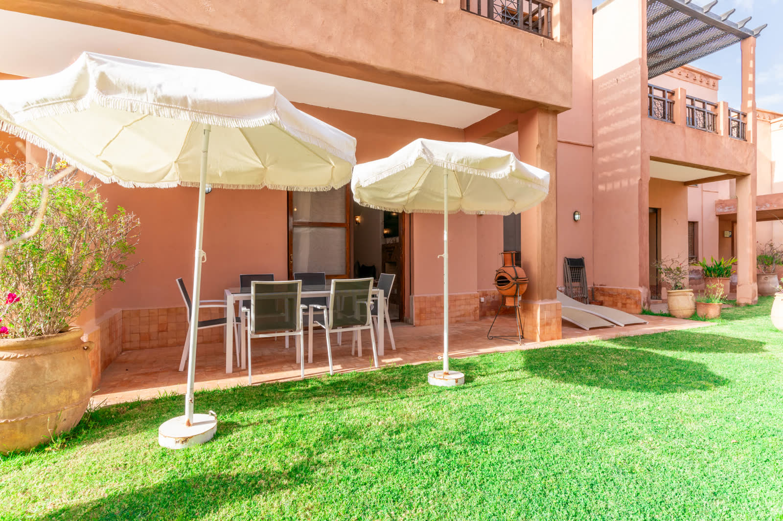 Jardin et terrasse privatifs en plein soleil