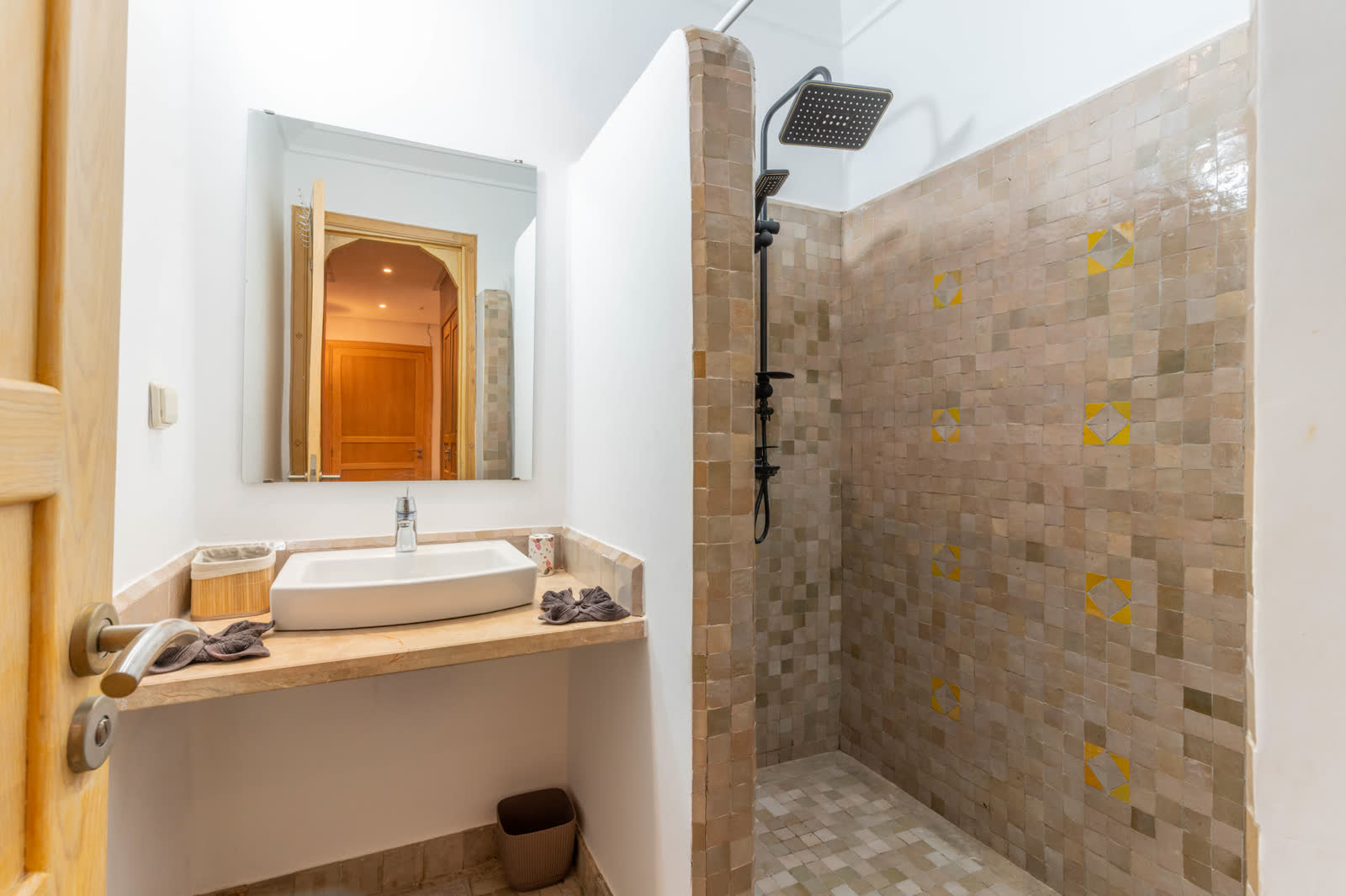 Salle d'eau, douche en zellige