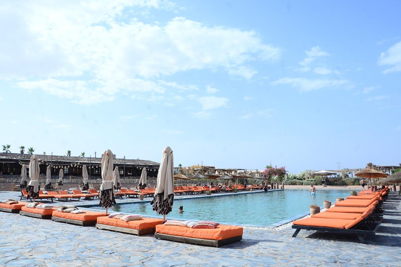 Piscine et transats face au désert