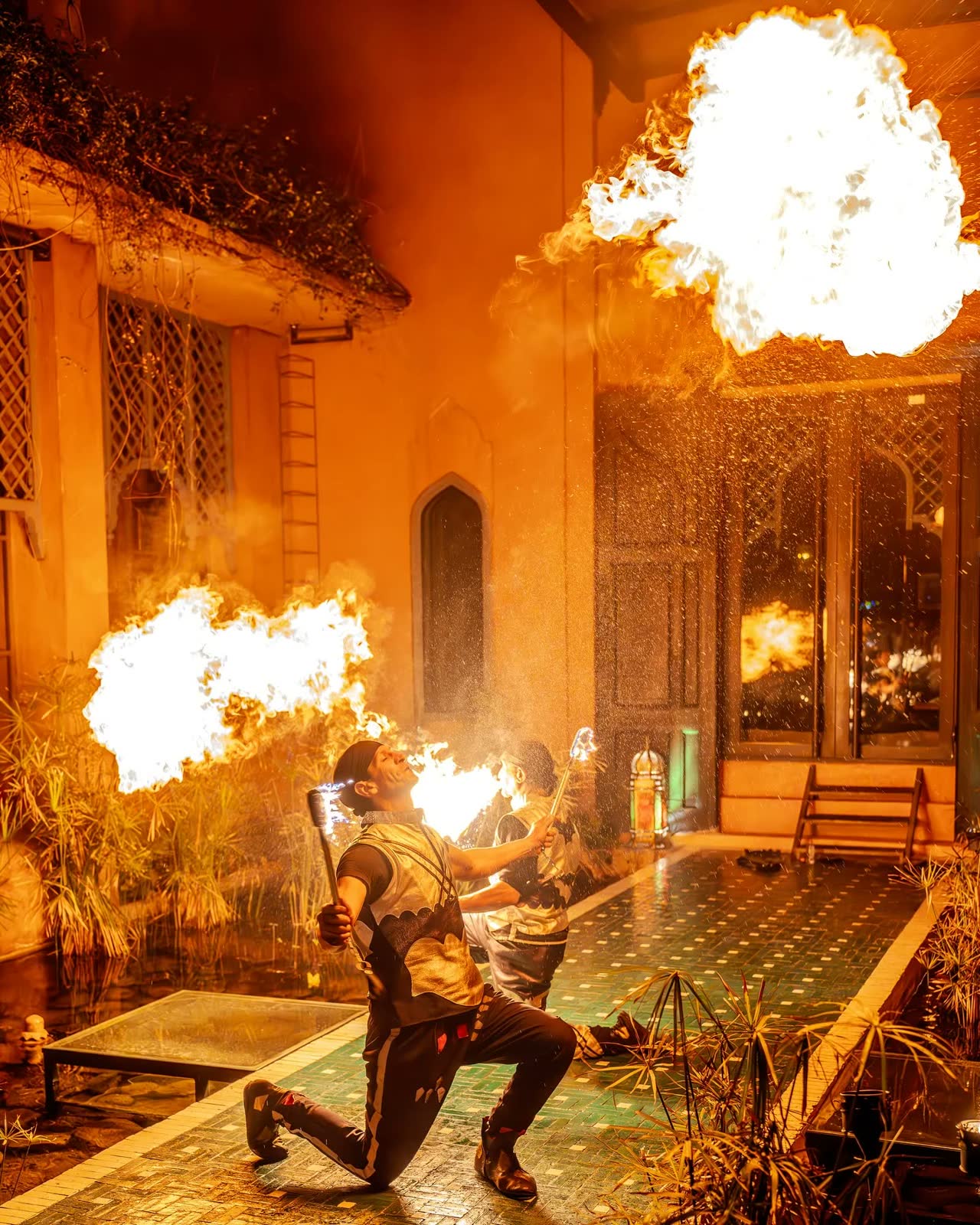 Cracheurs de feu dans le patio du palais