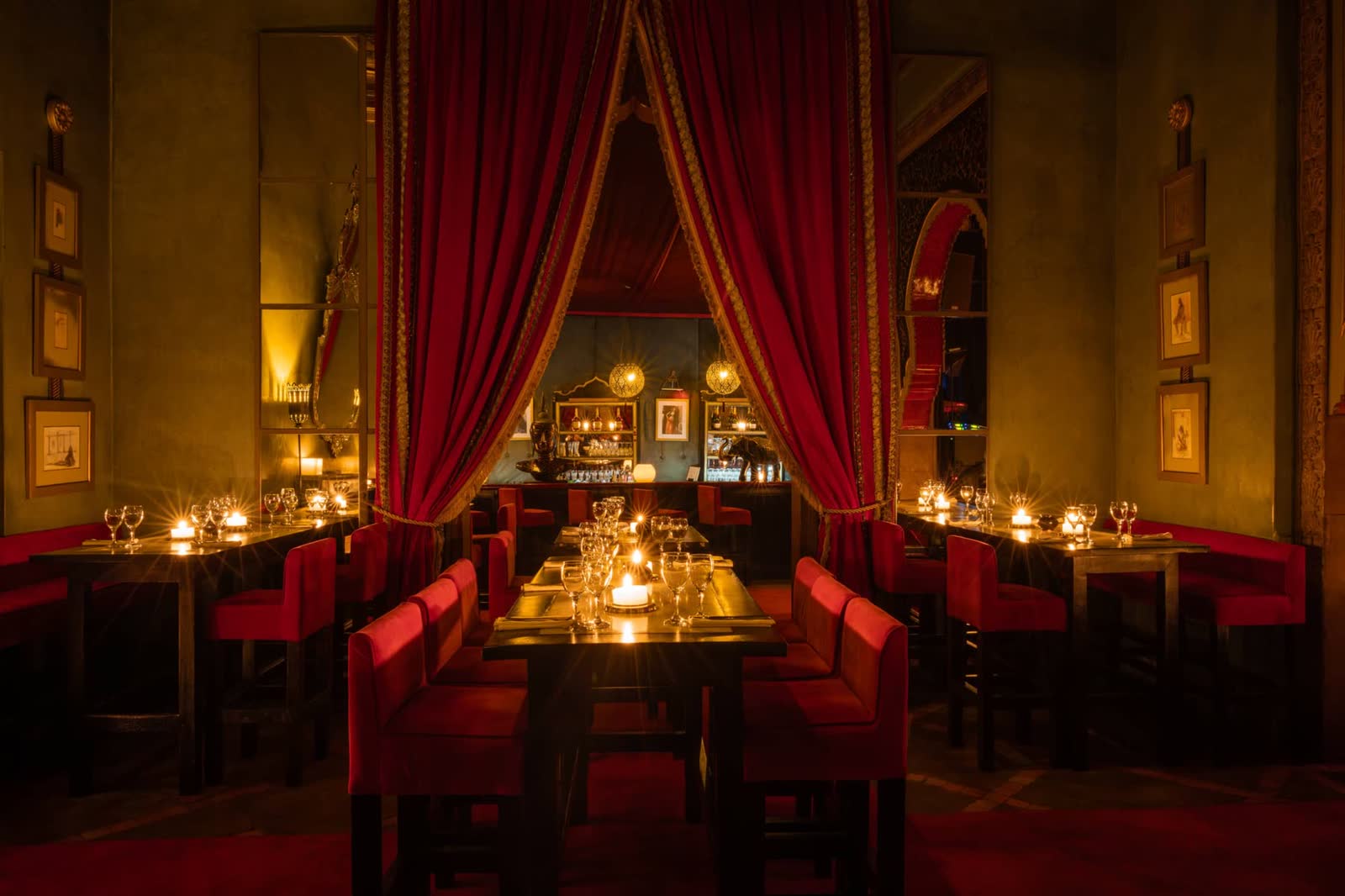 Salle du Palais Jad Mahal, tables aux bougies et rideaux rouges