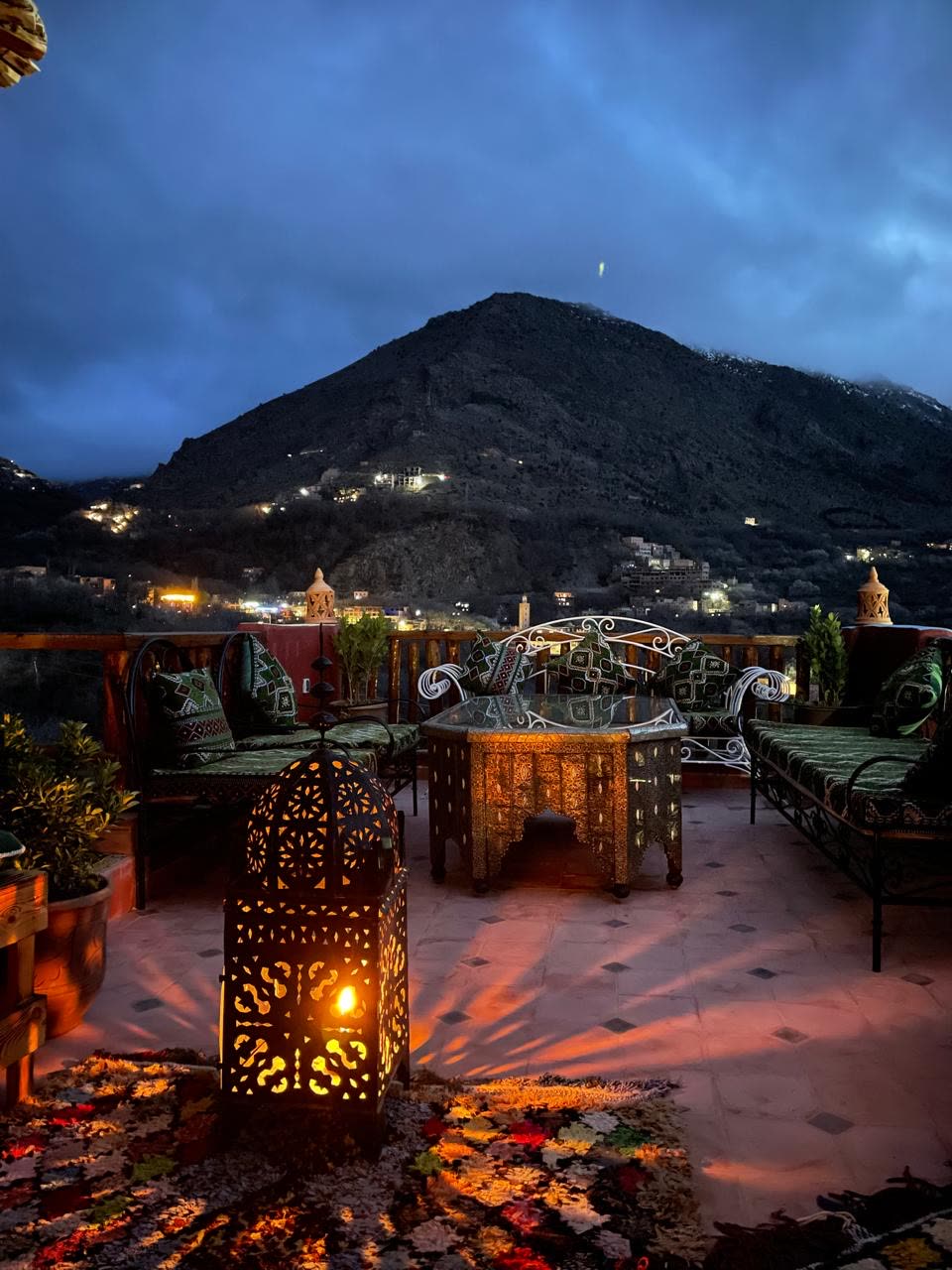 Lanterne allumée sur la terrasse au crépuscule