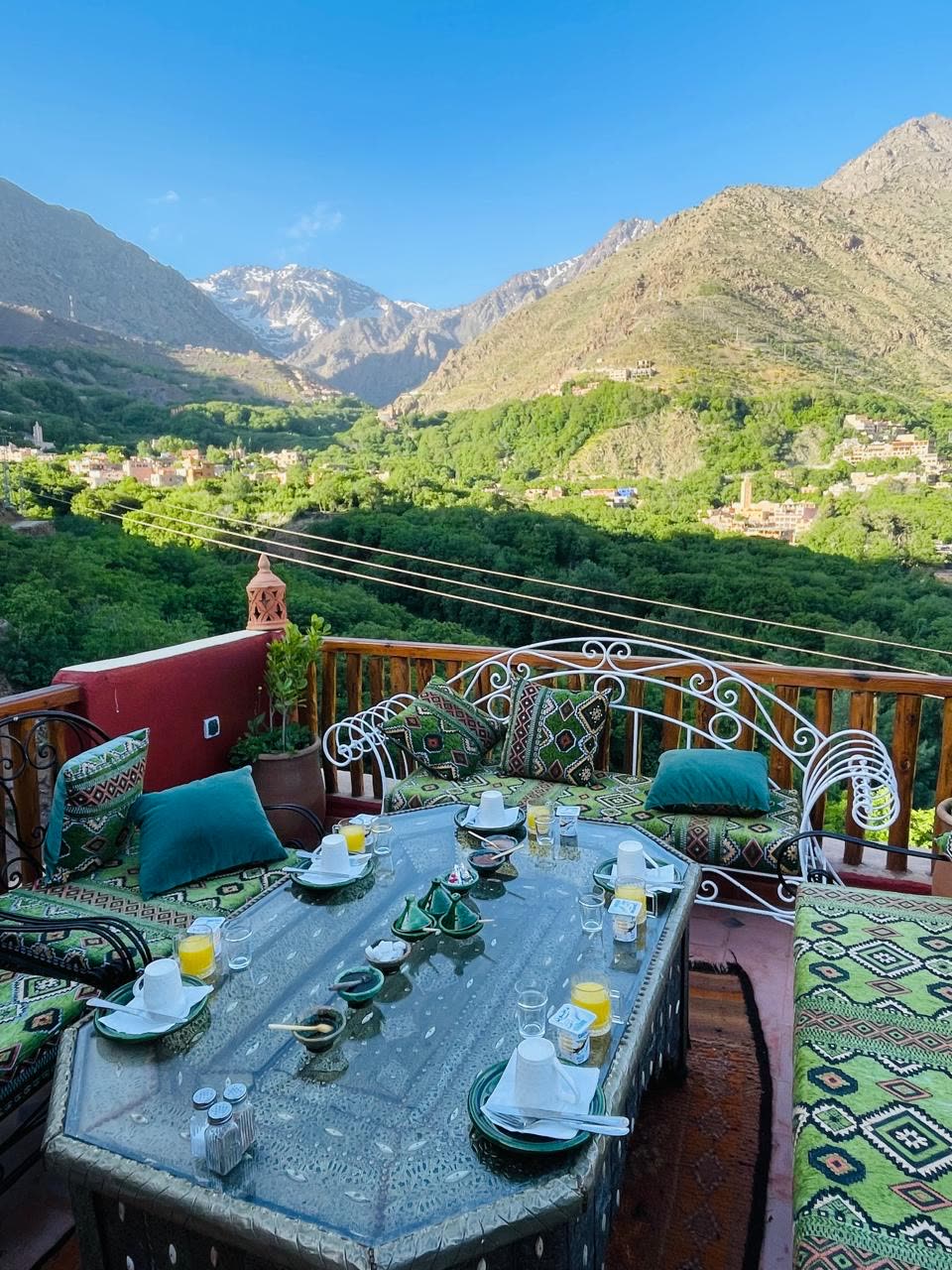 Table dressée en terrasse, vallée en contrebas