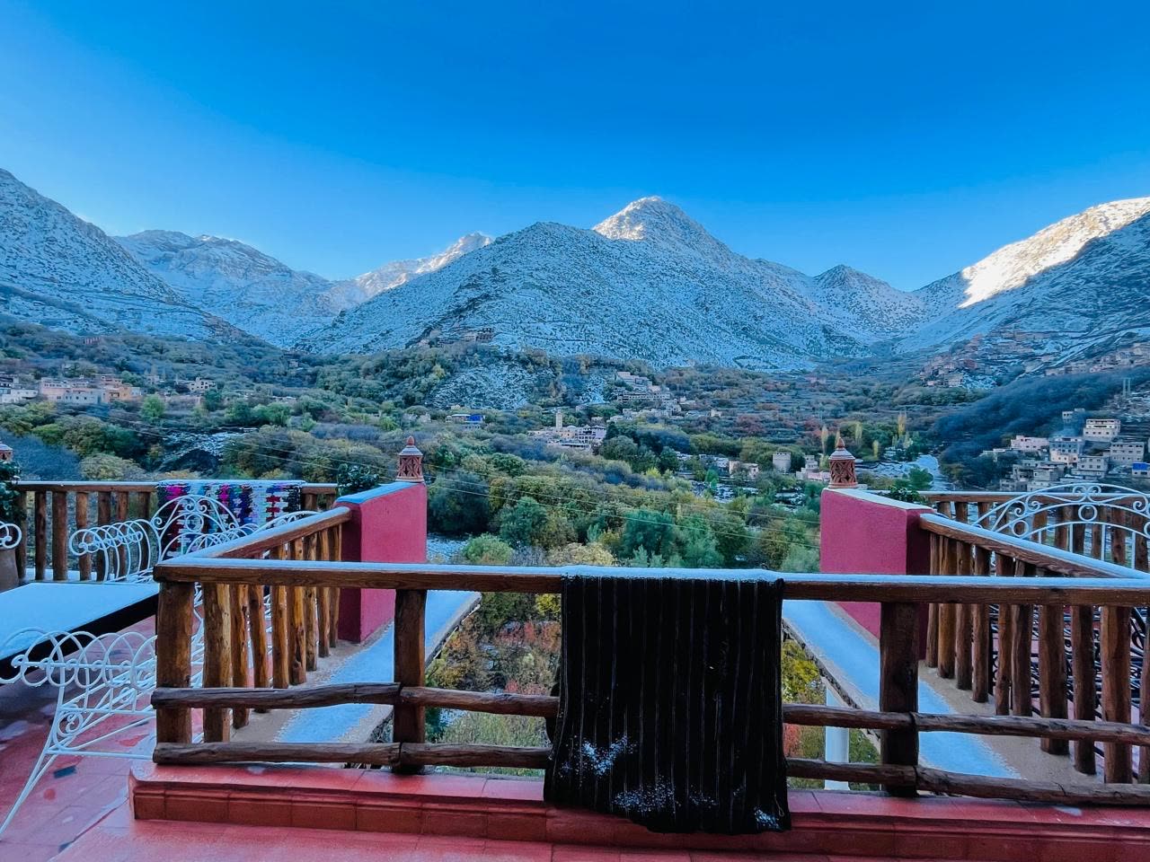Terrasse face aux sommets enneigés du Haut Atlas