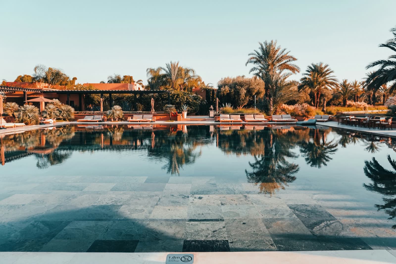 Jardin et piscine entre les palmiers à Marrakech