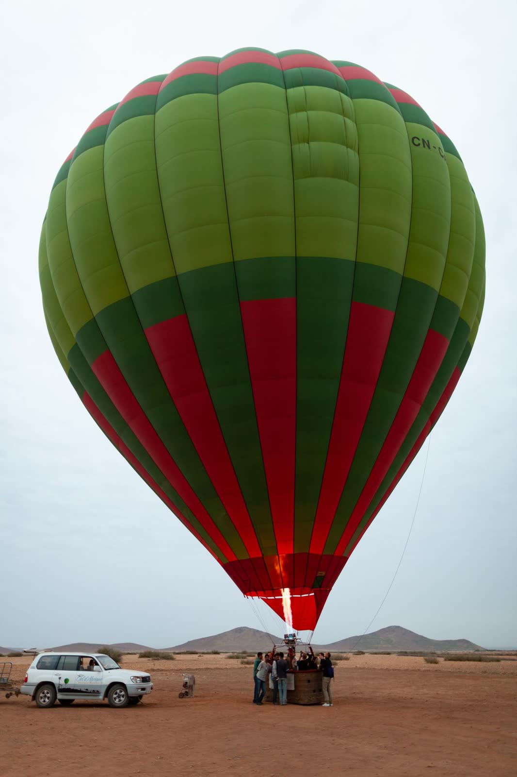 Montgolfière au décollage dans le désert près de Marrakech
