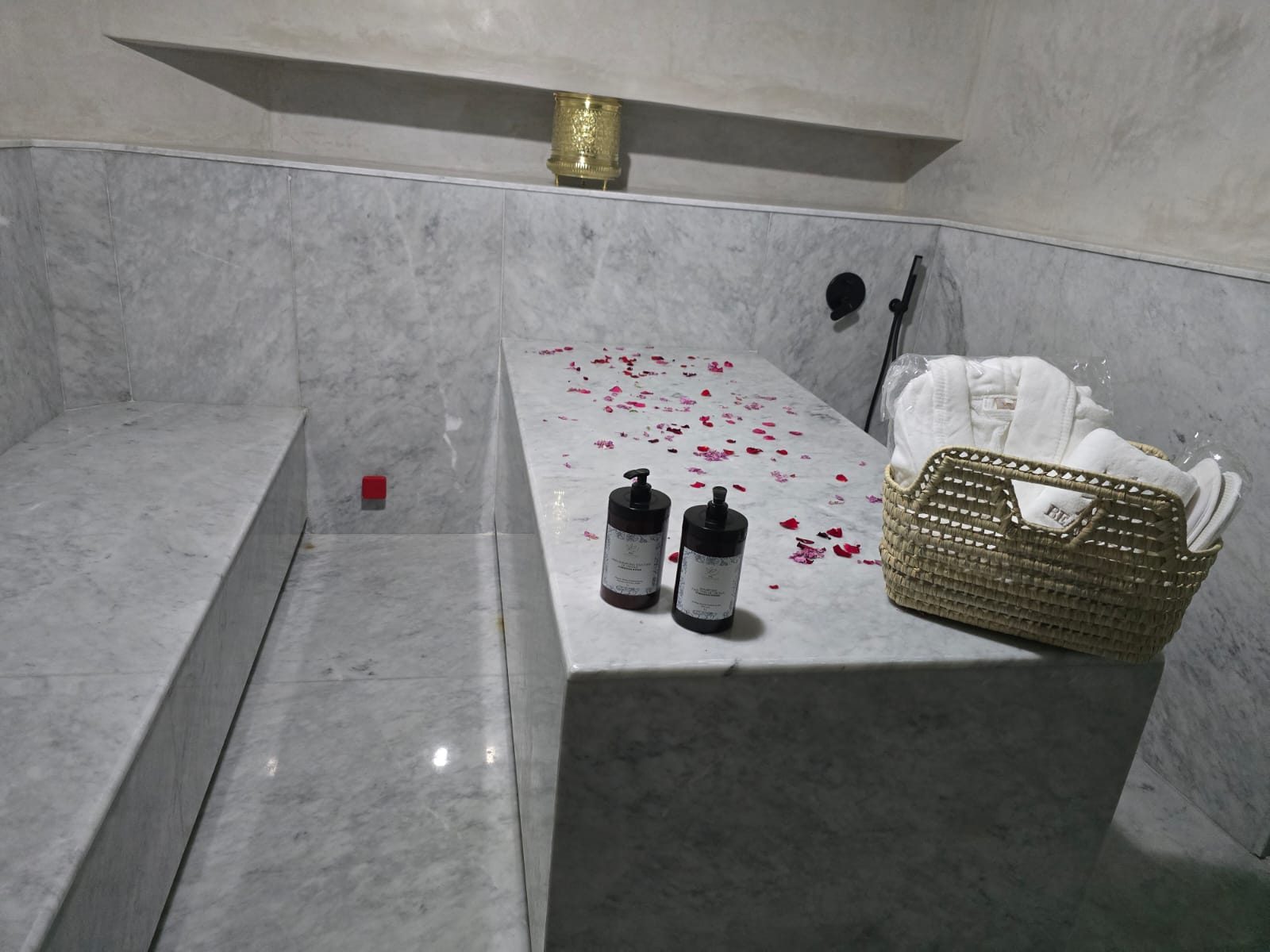 Hammam en marbre, pétales de rose et peignoirs