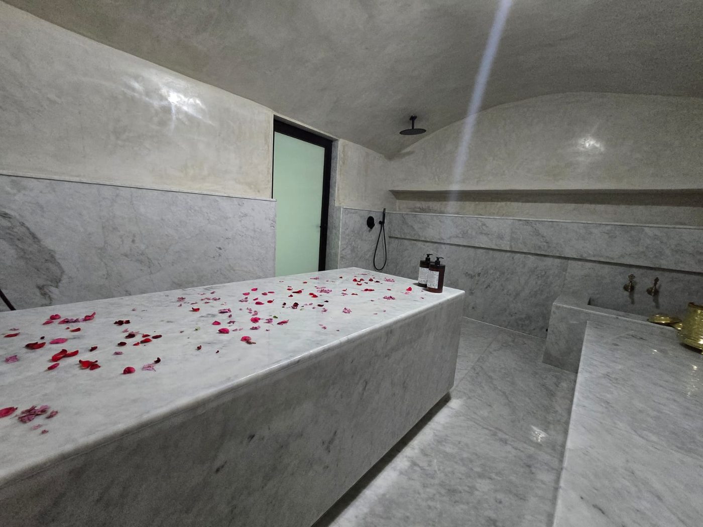 Banc de massage en marbre du hammam