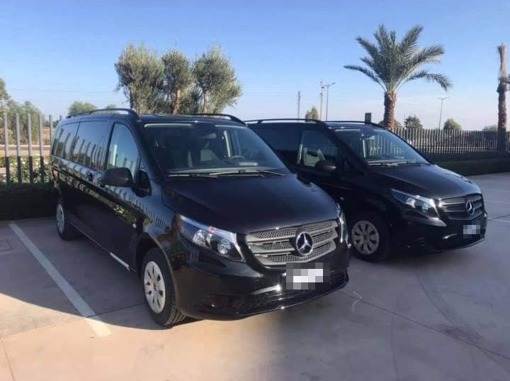 Deux Mercedes noires garées côte à côte