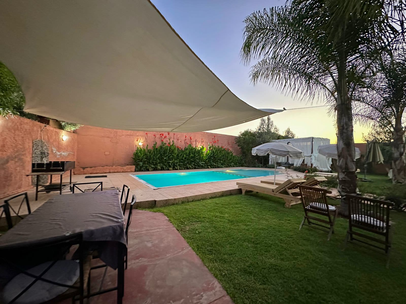 Terrasse et piscine au crépuscule