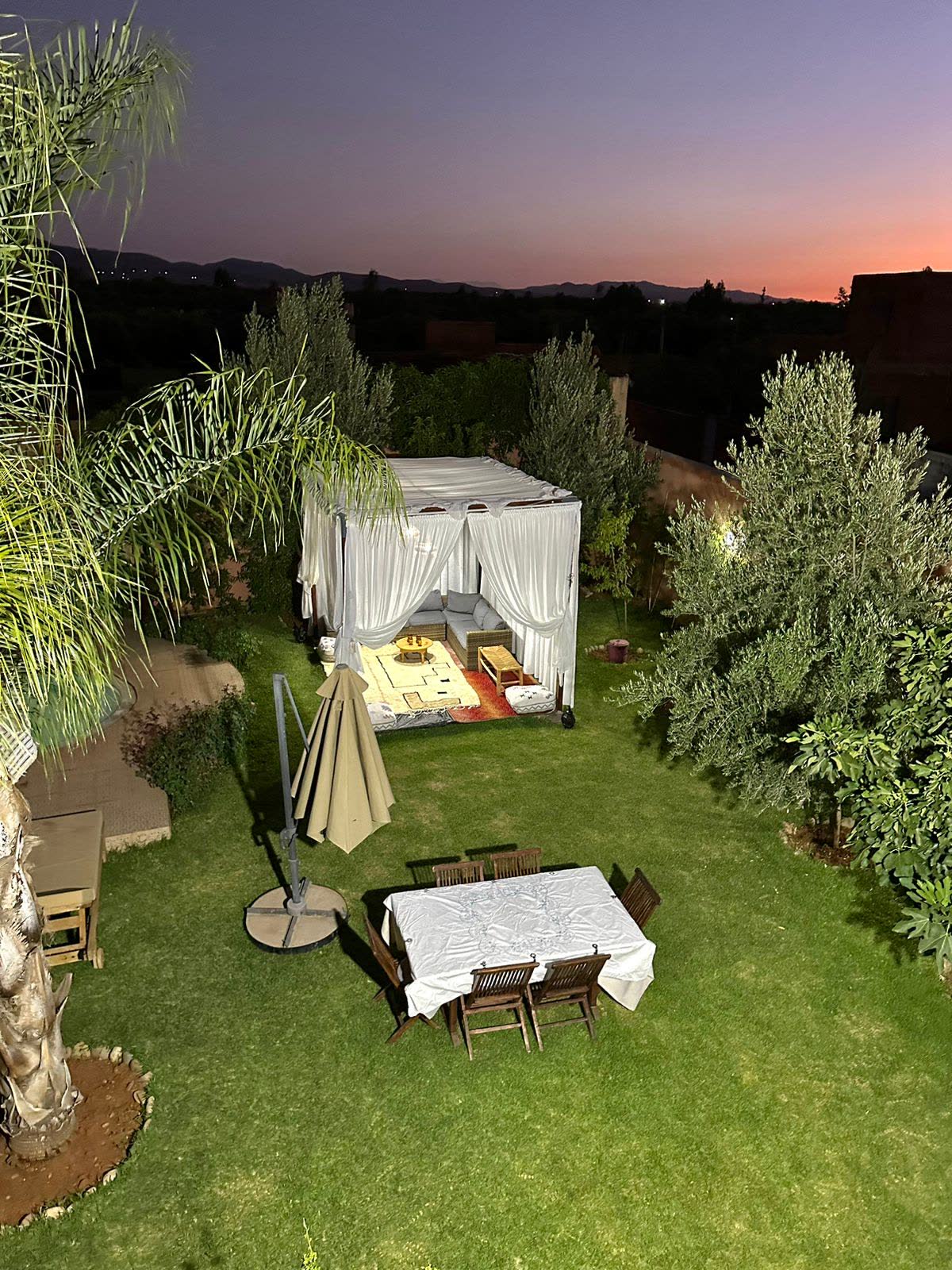 Le jardin au coucher du soleil, pergola éclairée