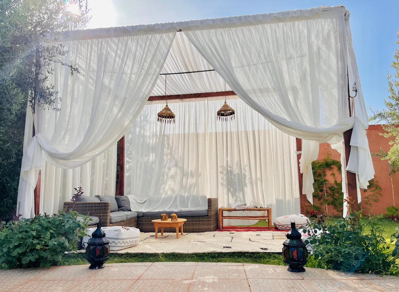 Pergola aux voilages blancs