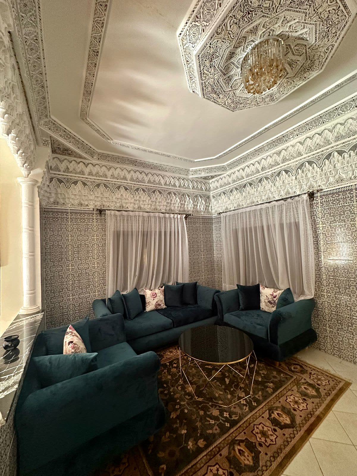 Salon au plafond en plâtre sculpté